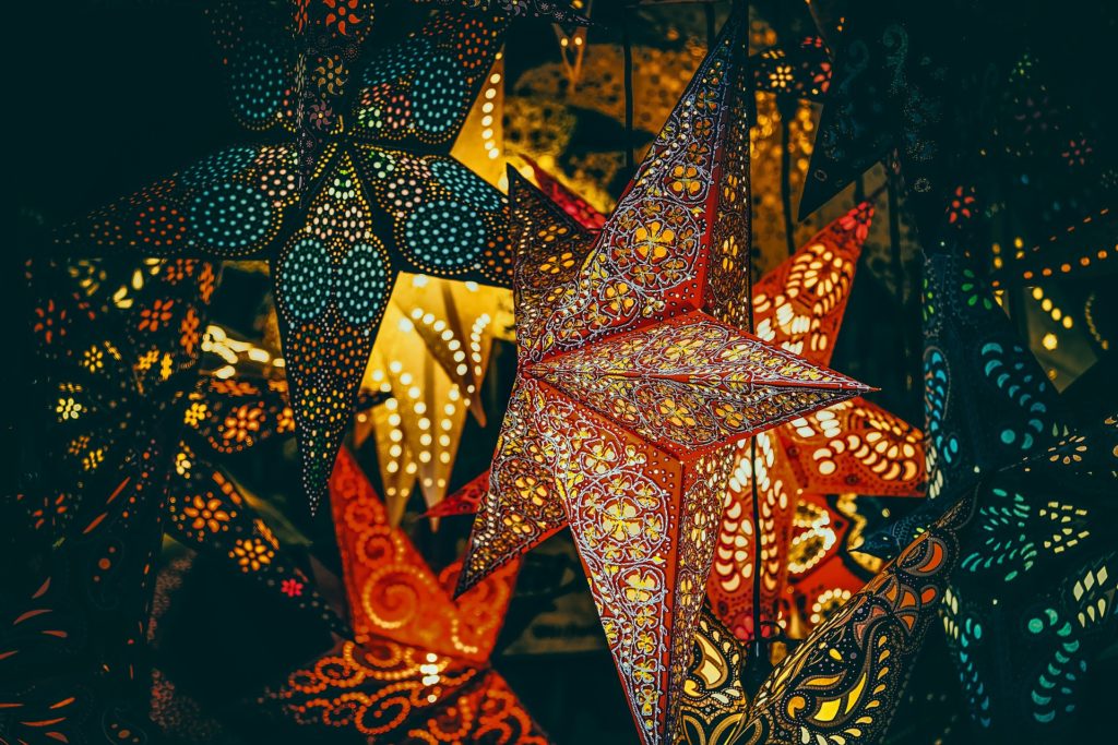 Etoiles en papier lumineuse sur un marché de Noël