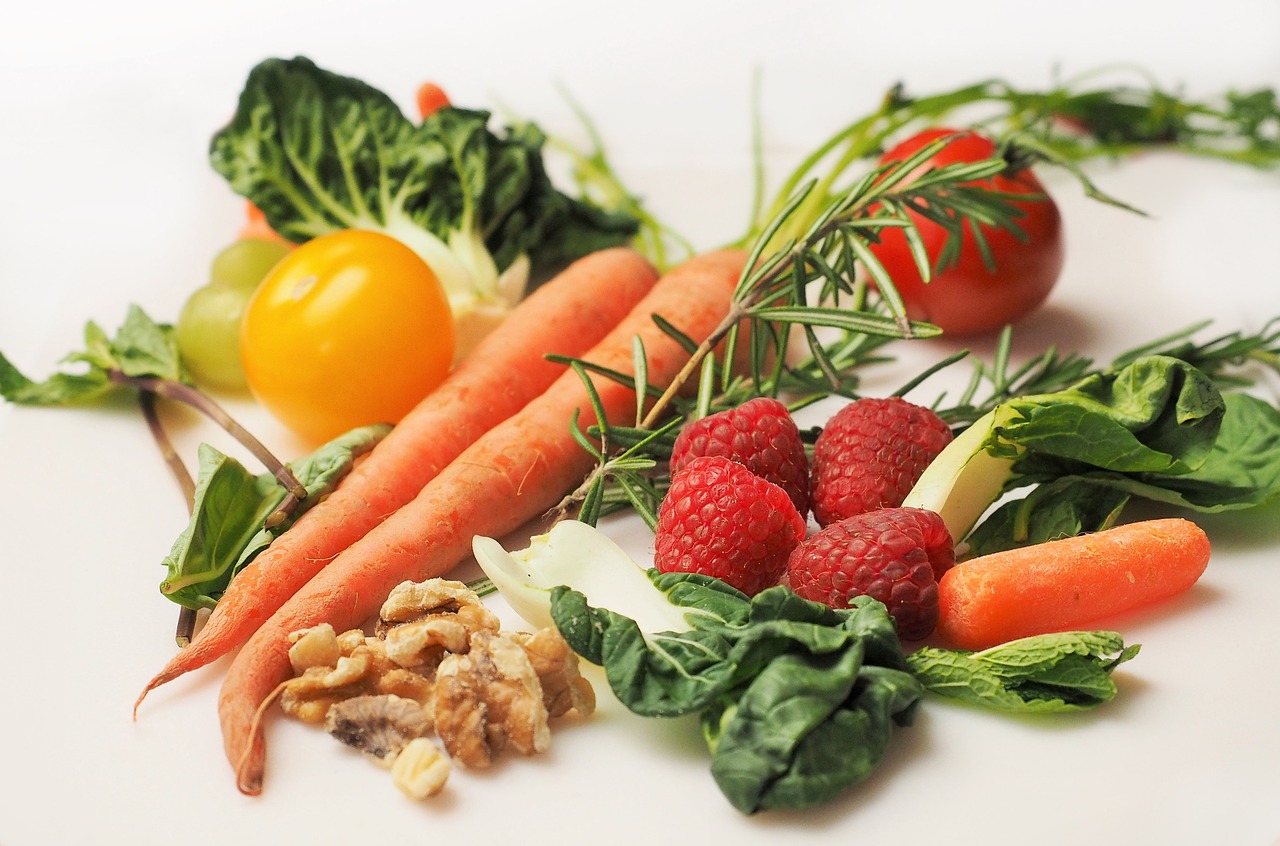 fruits et légumes : carottes, noix, framboises, épinards, tomates