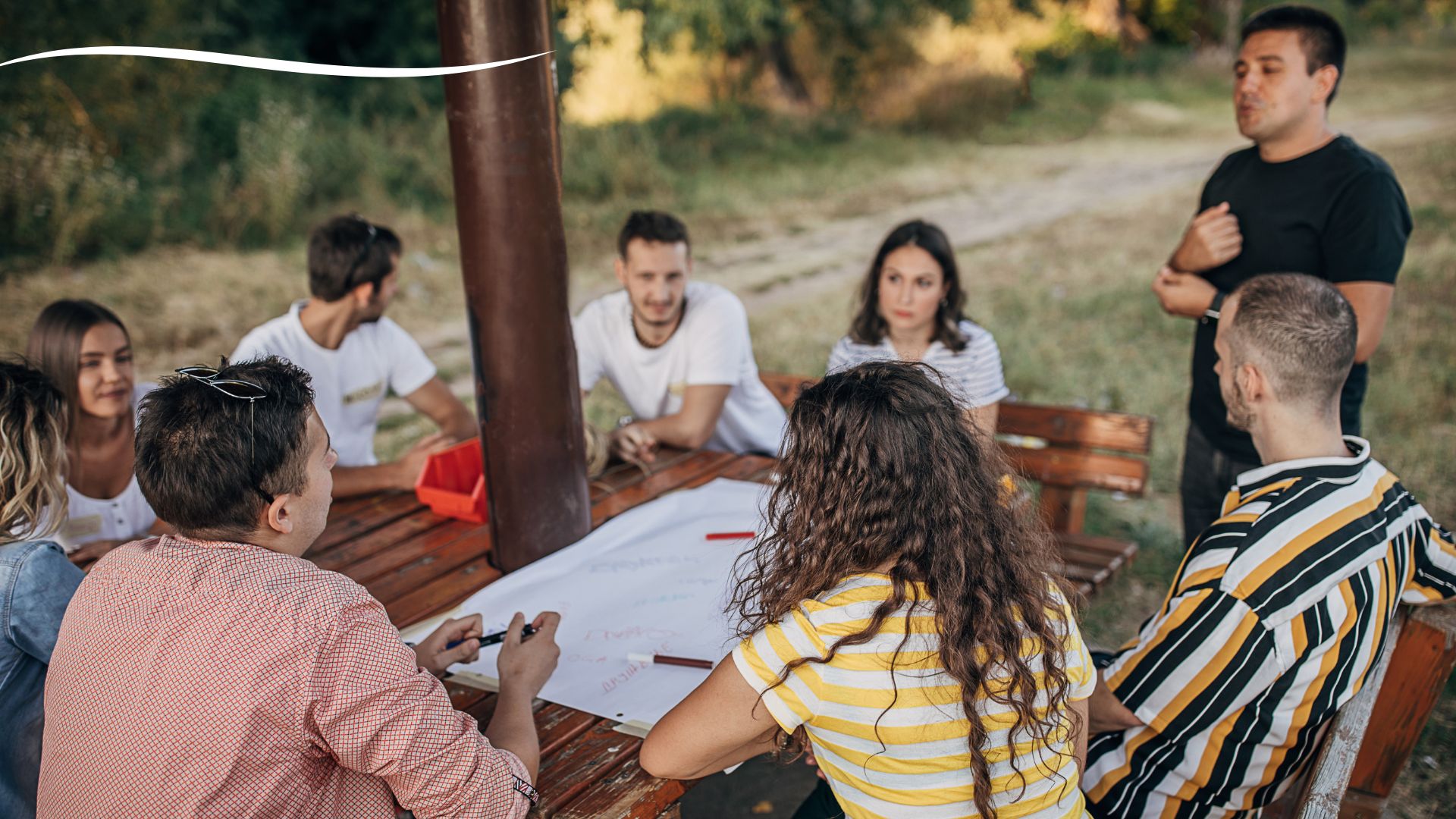 Personnes réunies autour dune table en train d'échanger en atelier