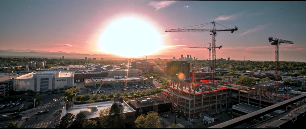 Vue d'un coucher de soleil sur un chantier