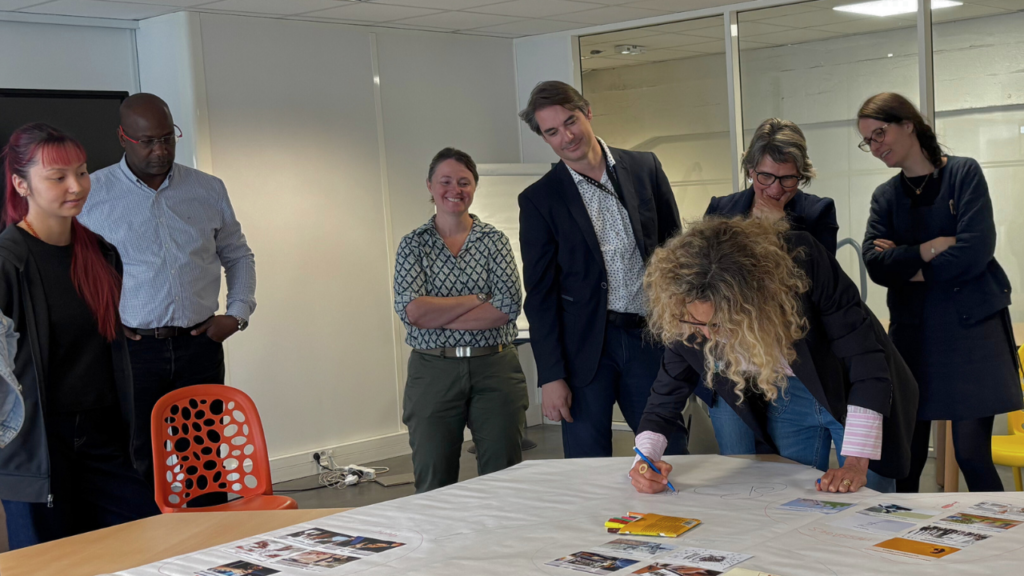 Photographie des participants à une fresque