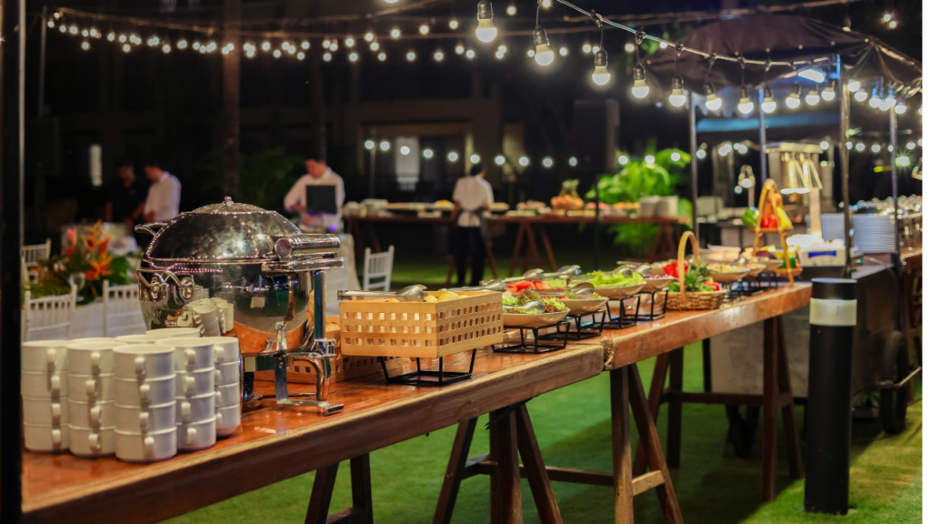 Vue sur un buffet avec de la vaisselle en dur et des plats