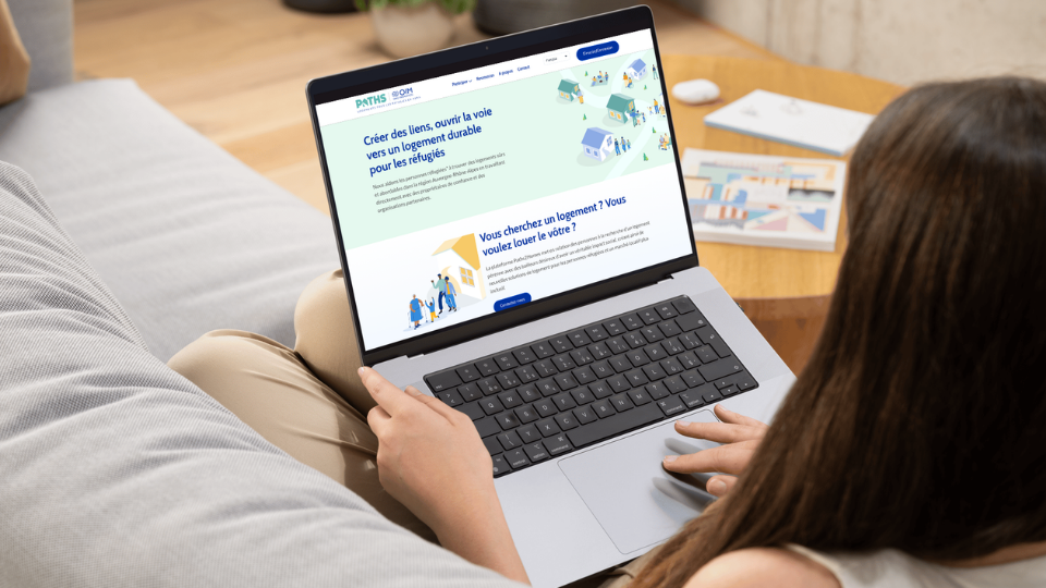 Une femme consultant la plateforme Paths2homes sur son ordinateur